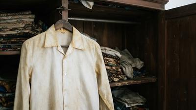 Cara Menghilangkan Noda Kuning pada Pakaian Putih yang Lama Disimpan, Aroma Apek Juga Hilang