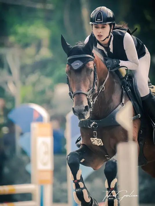 Melengkapi penampilannya dengan mengenakan helm  dan juga sarung tangan. Potret Nabila saat di atas kuda tunggangannya. [Instagram/nsyakieb85]