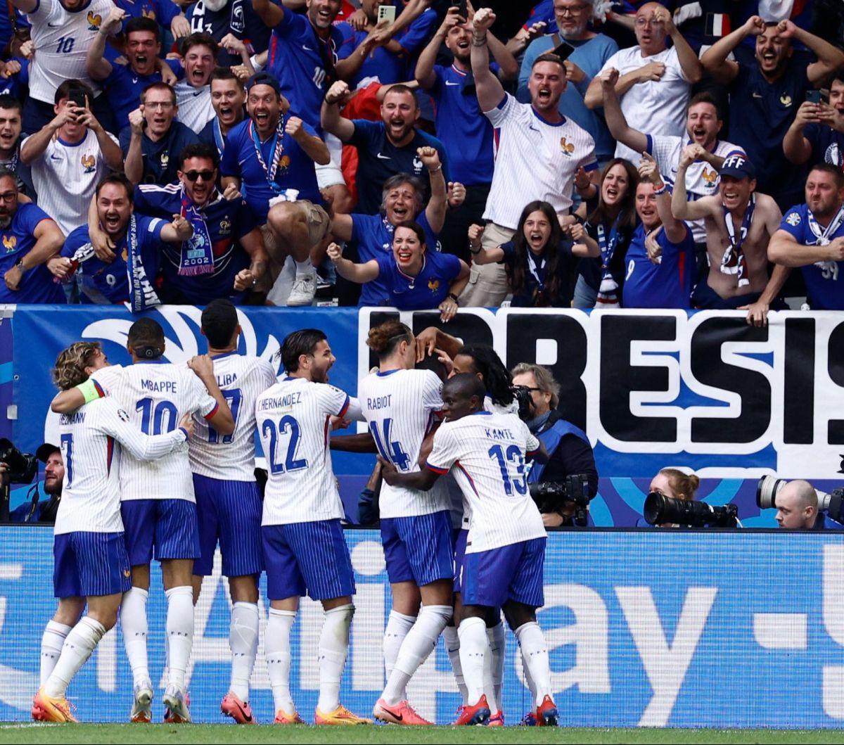Timnas Prancis sukses mengamankan tiket perempat final Euro 2024 setelah menumbangkan Belgia di Duesseldorf Arena, Duesseldorf, Jerman, pada Senin (1/7/2024). Les Blues, julukan Prancis, lagi-lagi mendapatkan berkah dari gol bunuh diri dalam duel melawan 