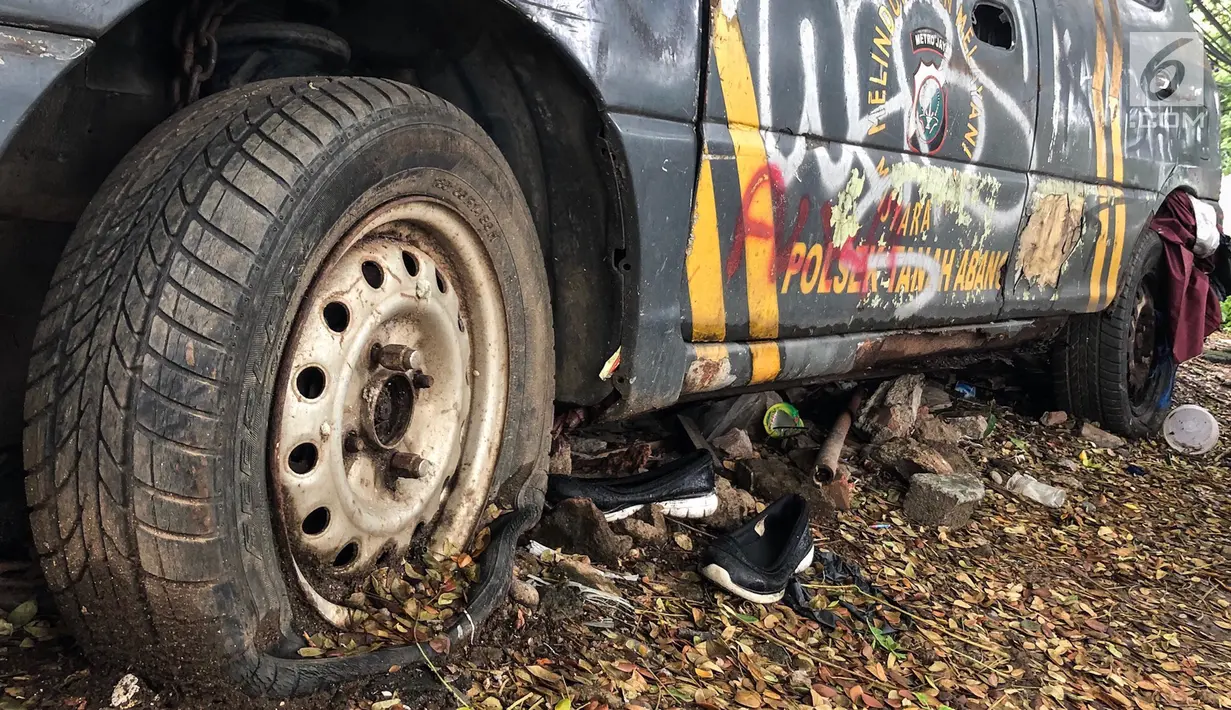 Kondisi ban mobil patroli Polsek Tanah Abang, Jakarta, Rabu (6/3). Mobil operasional merk KIA berkarat dan tidak tertutup terpal. (Liputan6.com/Fery Pradolo)