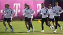 Para pemain Bayern Munchen melakukan pemanasan saat sesi latihan sebelum leg kedua babak perempat final Liga Champions 2021/22 di Munich, Jerman, Senin (11/4/2022). Bayern Munchen akan menjamu Villarreal pada Rabu 13 April 2022 dini hari WIB di Allianz Arena. (AP Photo/Matthias Schrader)