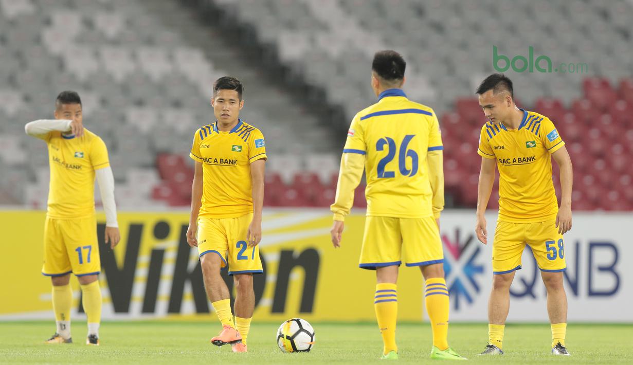 Para pemain Song Lam Nghe An FC menguji lapangan Stadion Utama GBK, Senayan, Jakarta, (13/3/2018). Song Lam Nghe An FC akan melawan Persija di Grup H. (Bola.com/Nick Hanoatubun)