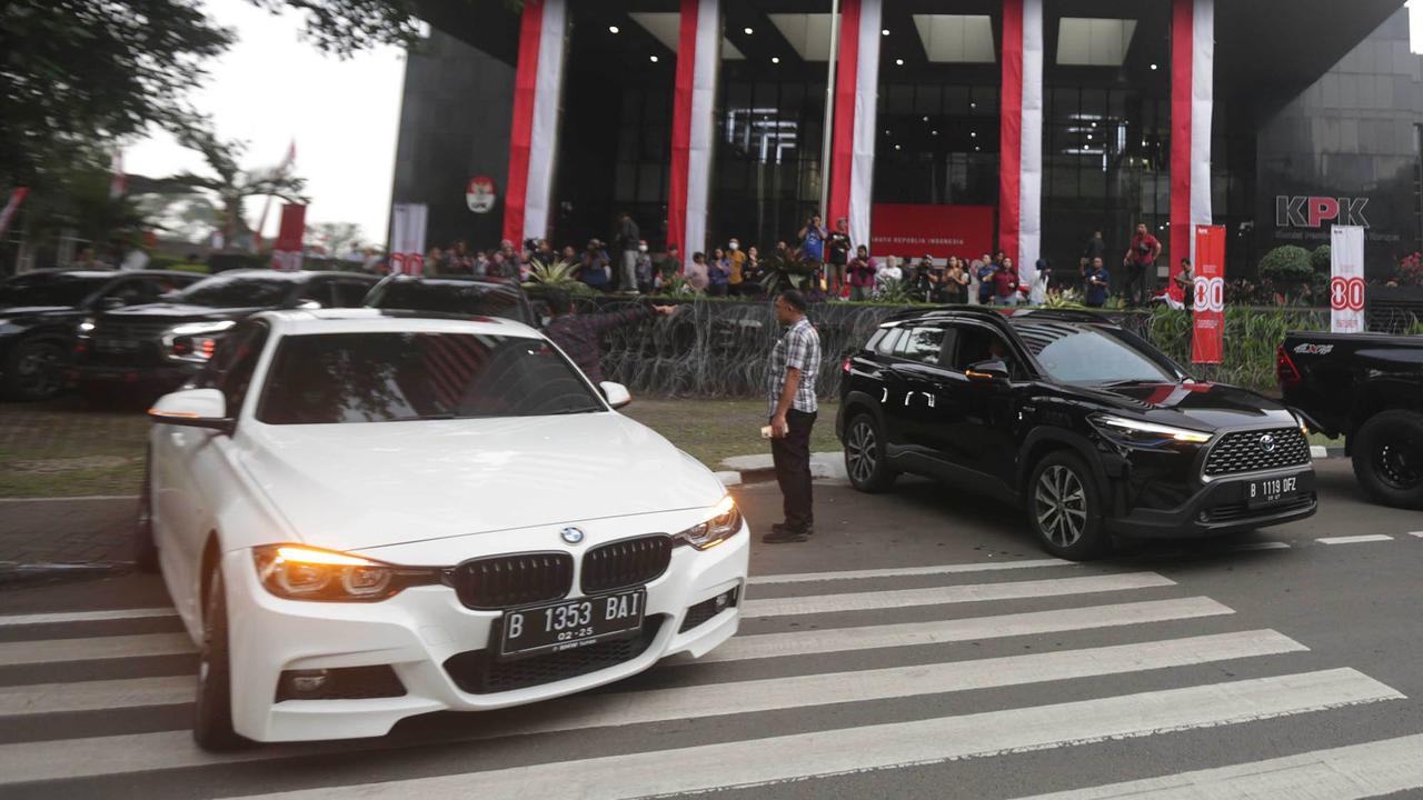 FOTO: OTT Wamenaker Noel, KPK Sita 22 Kendaraan Mewah