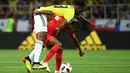 Bek timnas Kolombia, Yerry Mina berebut bola dengan pemain Inggris, Raheem Sterling pada babak 16 besar Piala Dunia 2018 di Stadion Spartak, Selasa (3/7). Selain adu penalti, sebuah kejadian menarik tertangkap kamera pada laga itu. (AFP/FRANCK FIFE)