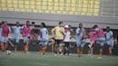 Pelatih Timnas Fiji, Christope Gamel, memimpin latihan jelang laga melawan Indonesia di Stadion Patriot, Bekasi, Jumat, (1/9/2017). Fiji akan menjalani laga Persahabatan melawan Indonesia. (Bola.com/M Iqbal Ichsan)