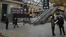 Petugas polisi mengamankan akses kereta Eurostar yang menghubungkan Prancis ke Inggris, di stasiun kereta Gare du Nord, Rabu (11/1/2023). Seorang penyerang dengan pisau melukai enam orang dalam serangan tak beralasan di stasiun kereta api Gare du Nord yang sibuk di Paris pada Rabu pagi sebelum ditembak oleh polisi," kata Menteri Dalam Negeri Prancis.  (AP Photo/Michel Euler)
