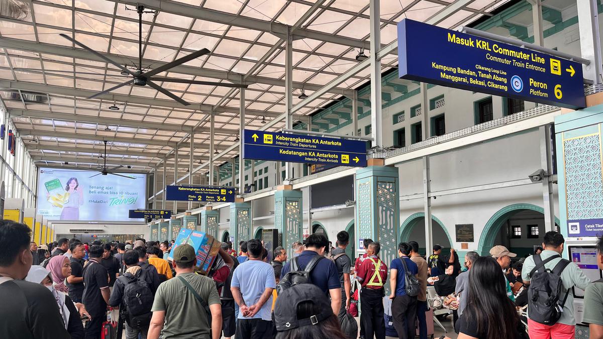 Kekacauan di Stasiun Senen: Dua Kereta Anjlok Picu Penundaan Massal