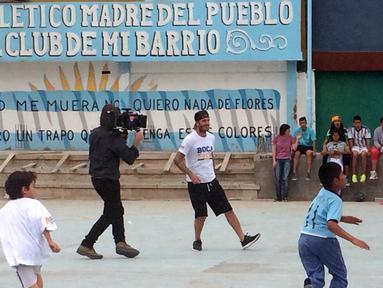 Bintang Sepak Bola David Beckham bermain bola bersama anak-anak untuk pembuatan film Dokumenter di Buenos Aires, Senin (9/11/2015).  (AFP Photo/FIXER-ARGENTINA/Macarena Galiardi)