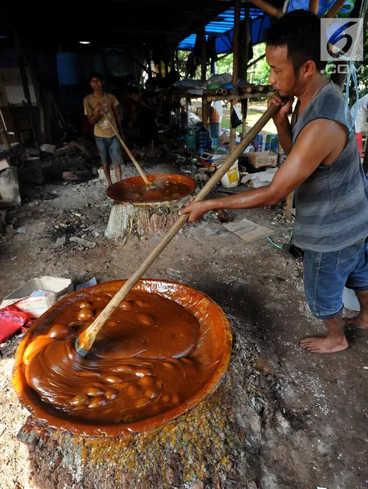 Pekerja mengaduk adonan untuk membuat dodol Betawi di kawasan Studio Alam TVRI, Cilodong, Depok (31/5). Dodol Betawi ini dijual Rp 90 ribu per kilogramnya. (Merdeka.com/Arie Basuki)
