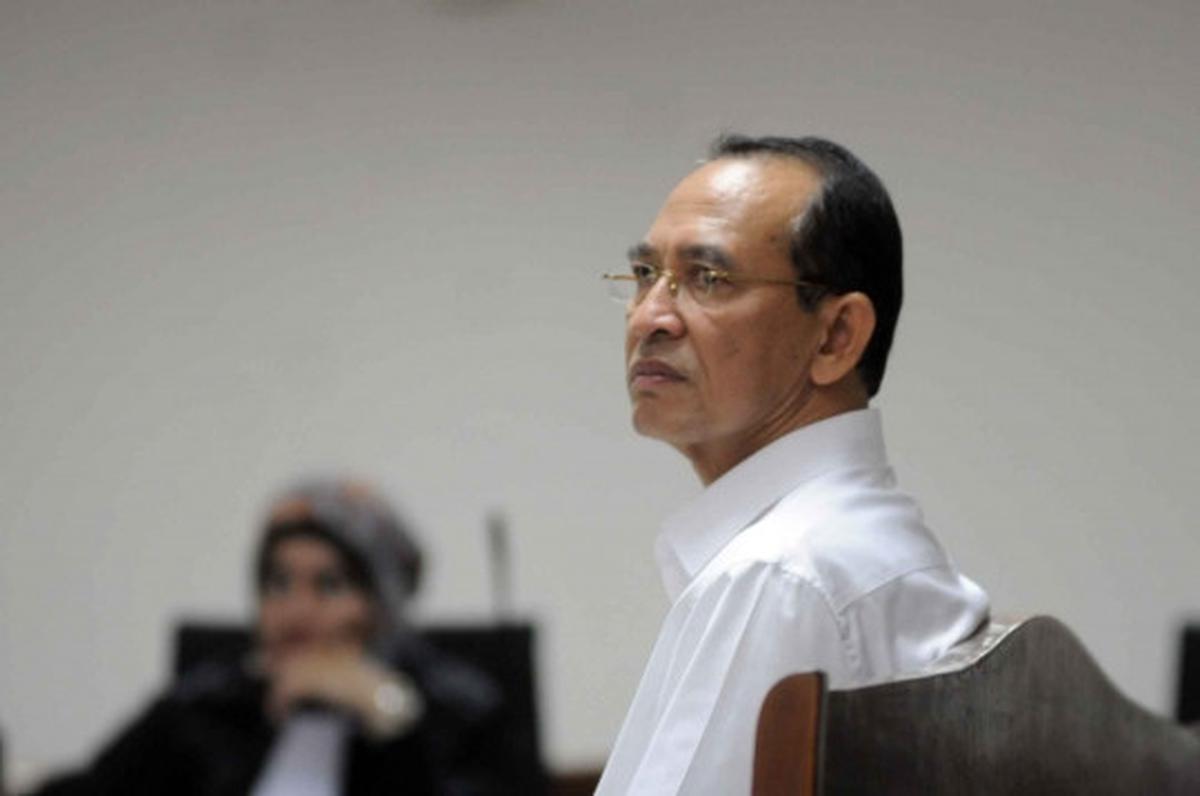 Berkemeja putih, terdakwa SDA jalani sidang putusan sela