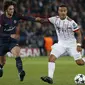 Bek PSG, Adrien Rabiot, berebut bola dengan gelandang Bayern Munchen, Thiago Alcântara, pada laga Liga Champions di Stadion Parc des Princes, Kamis, Rabu (27/9/2017). PSG menang 3-0 atas Bayern Munchen. (AP/Thibault Camus)