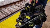 Shift Robotics merilis sepatu yang diklaim membuat orang berjalan 250 persen lebih cepat bernama&nbsp;Moonwalkers. (dok. Instagram @shiftrobotics/https://www.instagram.com/p/Cc8nHxgvwab/)