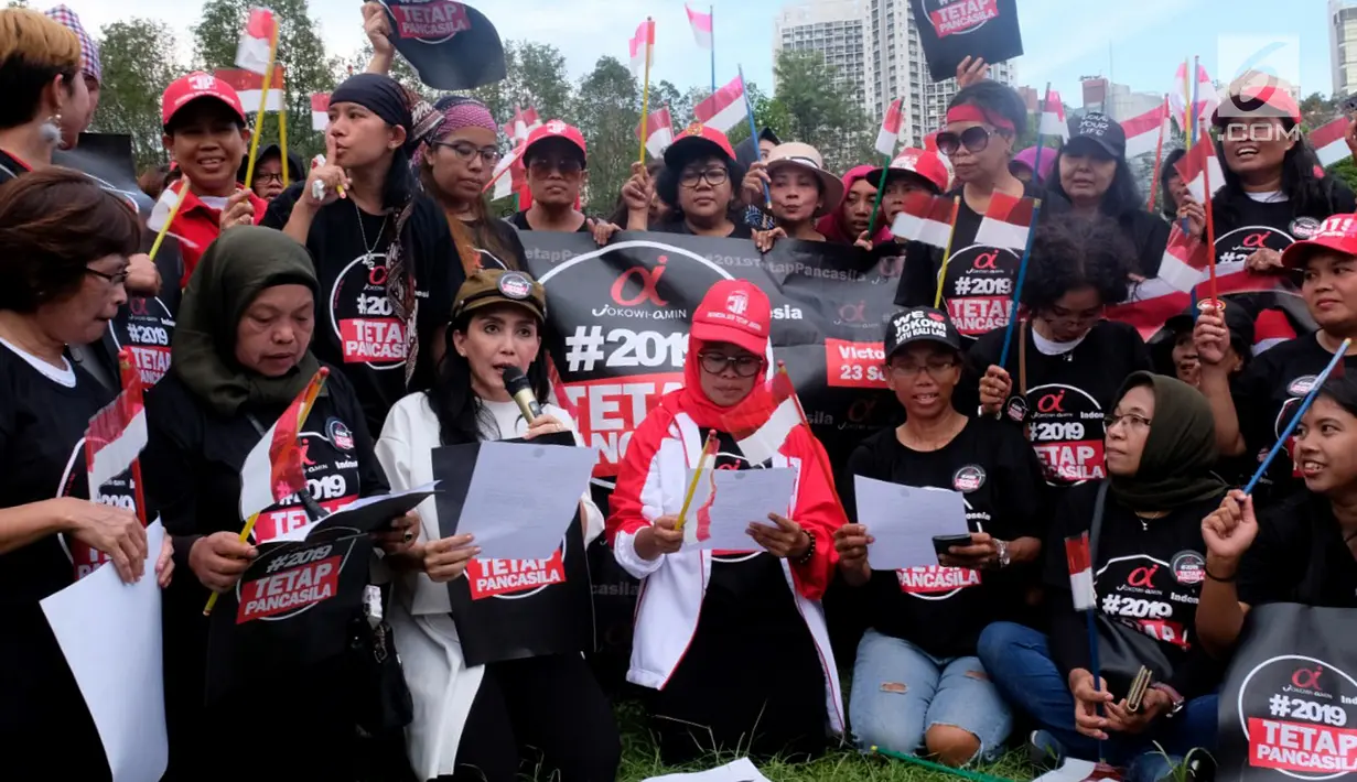 Ketua Nasional Relawan Tim Alpha Jokowi-Ma'ruf Amin, Rieke Diah Pitaloka bersama pekerja migran saat deklarasi Tim Zona Alpha Hongkong mendukung pasangan Jokowi-Ma'aruf Amin di Hongkong, Minggu (23/9). (Liputan6.com/HO/Tim Alpha)