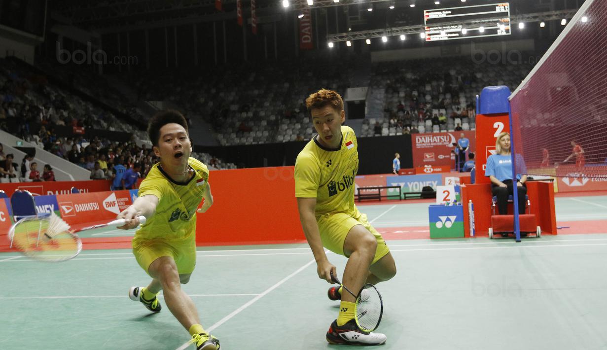 Ganda putra Indonesia Kevin Sanjaya/Marcus Gideon saat melawan wakil Thailand, Tinn Isriyanet/Kittisak Namdash, pada laga Indonesia Masters 2018 di Istora Senayan, Rabu (24/1/2018). Kevin/Marcus menang 21-16 21-16. (Bola.com/M Iqbal Ichsan)