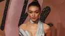 Supermodel Gigi Hadid berpose di karpet merah acara Fashion Awards 2016 di London, Senin (5/12). Pacar Zayn Malik ini tampil mengesankan dengan jumpsuit simetris warna silver yang futuristik. (REUTERS/Neil Hall)