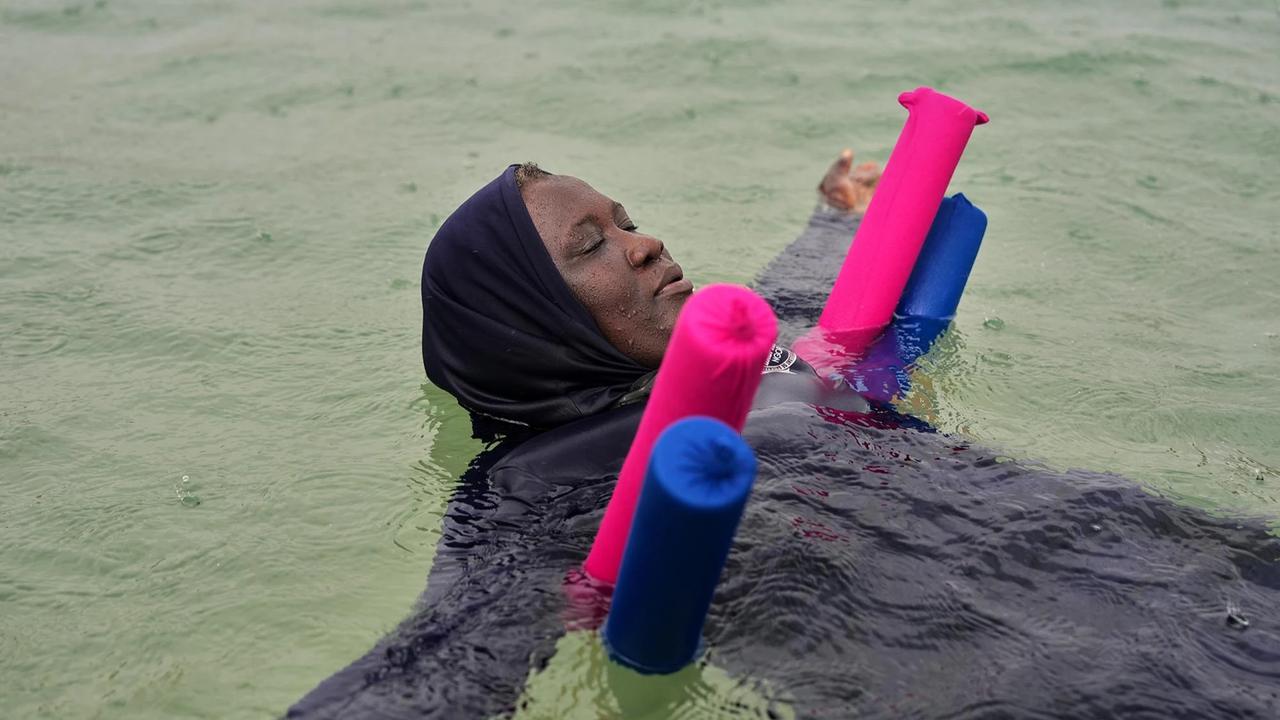 FOTO: Senam Air di Laut Dakar Hadir Sebagai Solusi Terapi Kesehatan Lansia