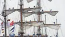  Para awak kapal berdiri pada tiang – tiang SAIL Amsterdam, Belanda, (19/8/2015). Selain kapal milik pribadi, Festival ini juga menyuguhkan kapal – kapal peninggalan jaman dulu, kapal angkatan laut dan Replika kapal yang unik. (REUTERS/Paul Vreeker)