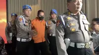 Kapolres Ngada AKBP Fajar Widyadharma Lukman Sumaatmaja resmi ditetapkan sebagai tersangka kasus narkoba dan pencabulan anak di bawah umur. (Liputan6.com/ Nanda Perdana Putra)