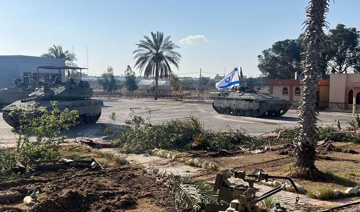 Serangan brutal Israel ini kembali intensif tak lama setelah Hamas menerima proposan gencatan senjata, pada Senin (6/5).