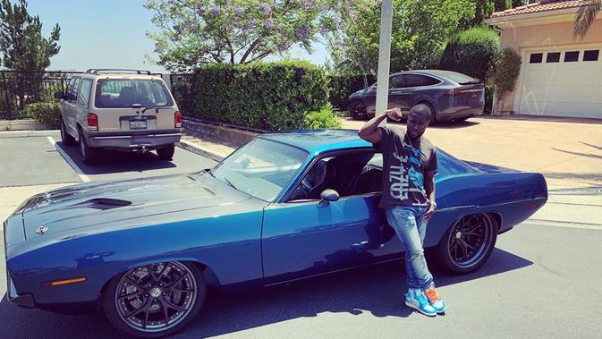 Kevin Hart dan mobil Plymouth Barracuda  miliknya. (Sumber: Instagram/ kevinhart4real)