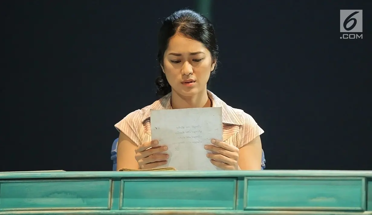 Prisia Nasution dalam pentas teater "Nyanyi Sunyi Revolusi" di Jakarta, Jumat (1/2/). Pementasan tersebut merupakan gelaran ke-29 Titimangsa Foundation yang mengangkat kisah hidup penyair besar Indonesia, Amir Hamzah. (Fimela.com/Bambang E Ros)