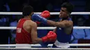 Petinju Indonesia, Farrand Papendang, beradu pukul dengan petinju Thailand, Khunatip Pidnuch, pada semifinal kelas 60 kg SEA Games 2019 di PICC Forum, Manila, Minggu (8/12). Farrand kalah dengan poin 139-146. (Bola.com/M Iqbal Ichsan)