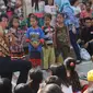 Hibur anak-anak pengungsi longsor brebes, Kak Seto main sulap. Foto: (Fajar Eko Nugroho/Liputan6.com)