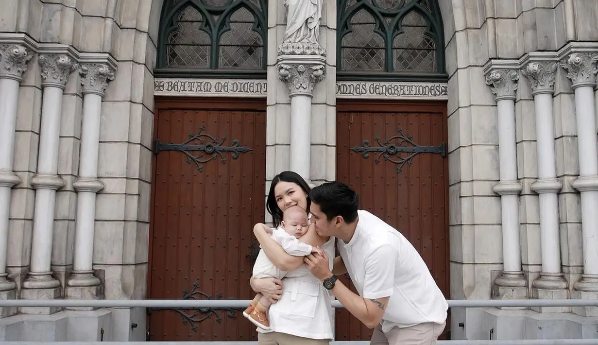 Tak hanya momen di dalam ruangan saja yang diabadikan Marcel Chandrawinata di acara pembaptisan sang buah hati. Bersama sang istri, dan Archie, mereka berpose di luar ruangan. (Foto: Instagram/@marcelchandra)