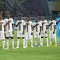 Starting XI Timnas Mali U-17 berbaris menyanyikan lagu kebangsaan Mali sebelum dimulainya laga perempat final Piala Dunia U-17 2023 menghadapi Timnas Maroko U-17 di Stadion Manahan, Solo, Sabtu (25/11/2023). (Doc. LOC WCU17/RKY)
