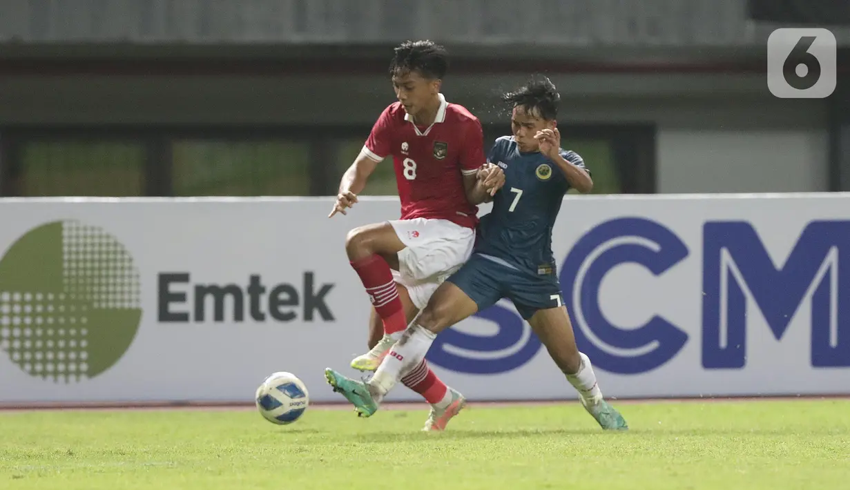 Pemain tengah Timnas Indonesia U-19, Arkhan Fikri berusaha melewati adangan Muh Danisyh Syarlee (Brunei Darussalam U-19) pada laga lanjutan grup A Piala AFF U-19 2022 di Stadion Patriot Candrabhaga, Bekasi, Jawa Barat, Senin (4/7/2022). Timnas Indonesia U-19 menguasai jalannya pertandingan dan mencetak 7 gol ke gawang Brunei. (Liputan6.com/Helmi Fithriansyah)