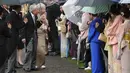 Kaisar Jepang Akihito dan Permaisuri Michiko menyambut para tamu saat pesta taman musim gugur di taman kekaisaran Akasaka Palace, Tokyo, Jumat (9/11). Kaisar dan Permaisuri sama-sama sudah berusia 84 tahun. (AP Photo/Eugene Hoshiko)