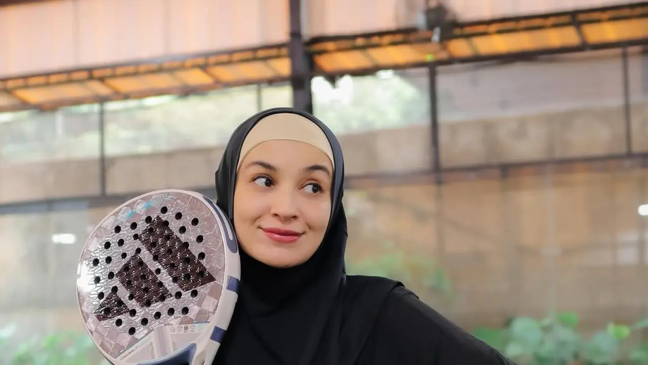 Potret Shireen Sungkar Ikut Euforia Main Padel, Outfit Modest Sporty-nya Bisa Jadi Inspirasi Hijabers
