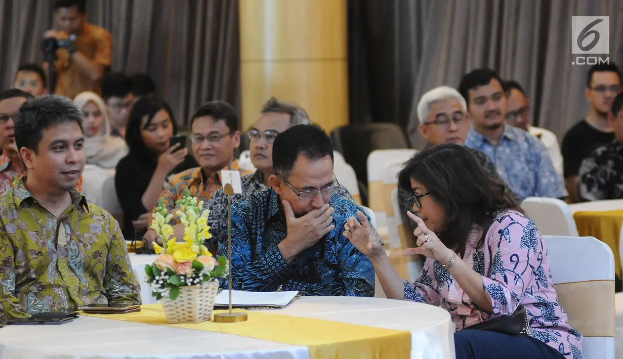 Rektor Universitas Indonesia Muhammad Anis berbincang dengan Direktur PPU UI Nia Ayu Ismaniati Noerhadi saat penandatangan nota kesepakatan bersama Universitas Indonesia dengan Grab di Universitas Indonesia, Depok, Kamis (16/5/2019). (Liputan6.com/Herman Zakharia)