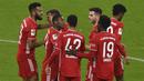Para pemain Bayern Munich merayakan gol pertama ke gawang Bayer leverkusen yang dicetak striker Eric Maxim-Choupo Moting (kiri) dalam laga lanjutan Liga Jerman 2020/2021 pekan ke-30 di Allianz Arena, Munich, Selasa (20/4/2021). Bayern Munich menang 2-0 atas Leverkusen. (AP/Christof Stache/Pool)