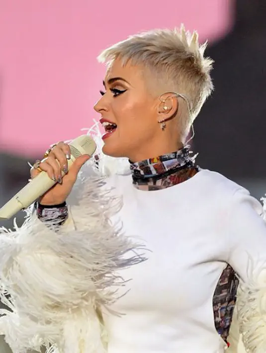 Rumor mengenai Katy yang balikan dengan Orlando muncul bukan tanpa alasan. Beberapa bukti mendukung kabar ini, dan salah satunya adalah saat mereka hadir di konser Ed Sheeran beberapa waktu lalu. (AFP/Frazer Harisson)