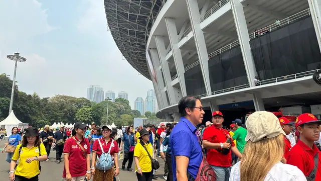 Hampir 90 ribu umat Katolik memadati Stadion Utama Gelora Bung Karno (GBK) untuk mengikuti Misa Akbar bersama Paus Fransiskus, Kamis (5/9/2024). (Liputan6.com/Benedikta Miranti)