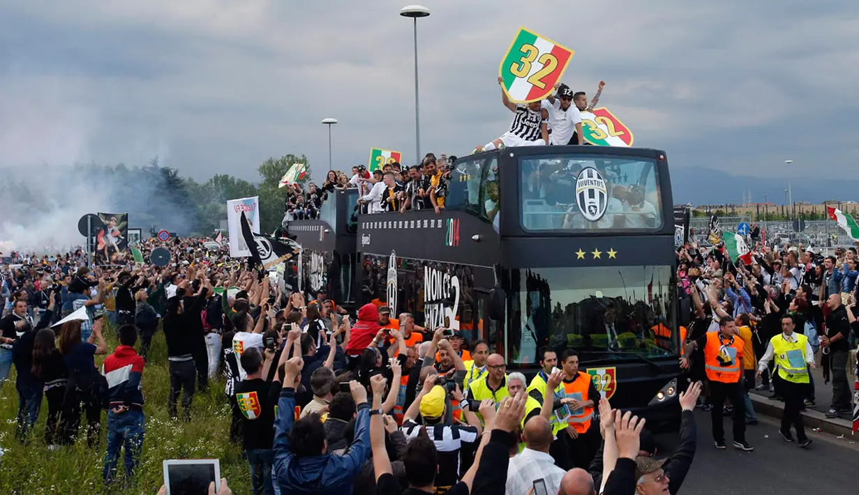 Juventini (sebutan buat suporter Juventus) menyambut para punggawa tim berjuluk La Vecchia Signora (Nyonya Tua) di Turin, Italia, (18/5/2014). (REUTERS/Alessandro Garofalo)