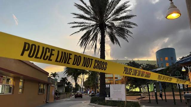 Polisi menanggapi penembakan di dekat Hollywood Beach Broadwalk di Hollywood, Florida, Senin malam, 29 Mei 2023. (Mike Stocker/South Florida Sun-Sentinel via AP)