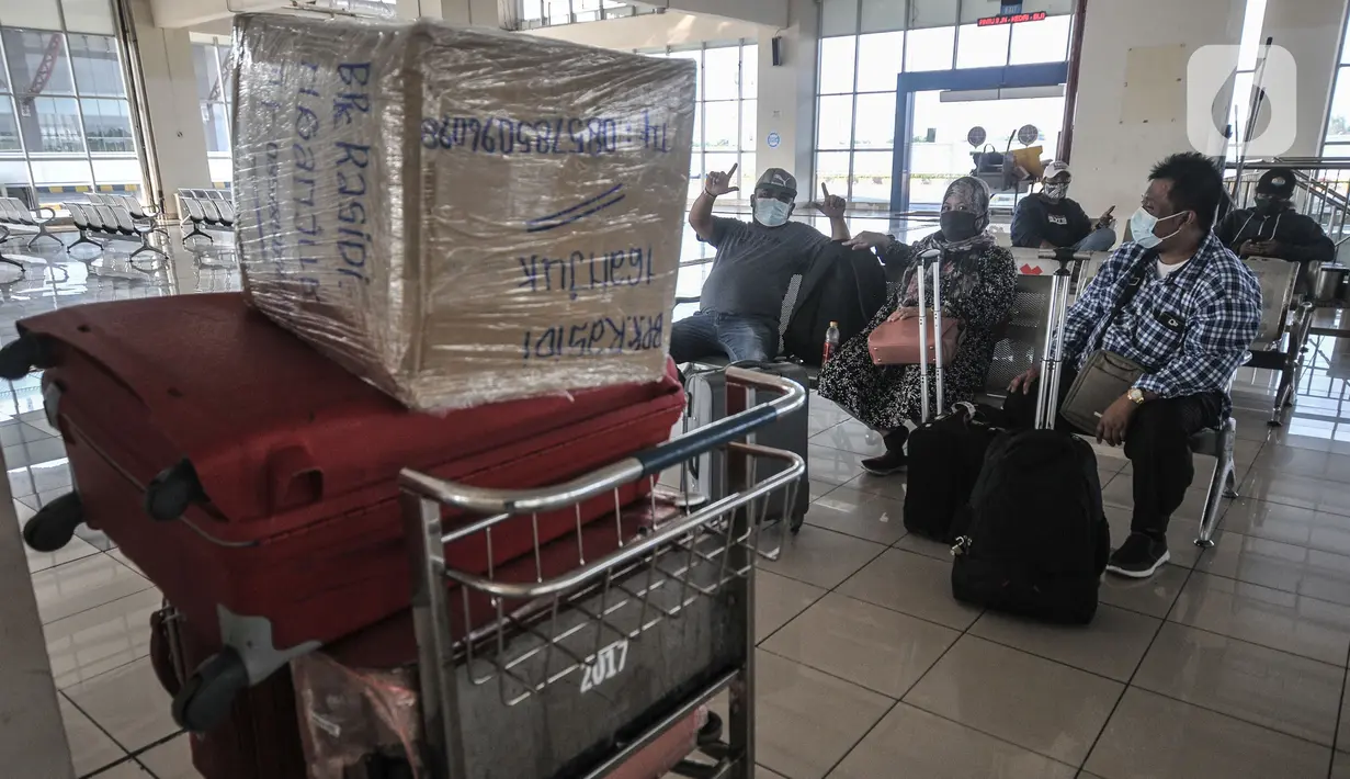 Calom penumpang bus AKAP saat menunggu jadwal keberangkatan di Terminal Pulogebang, Senin (10/5/2021). Petugas Terminal Pulogebang mencatat hingga sore ini terdapat 16 penumpang dan 4 bus AKAP yang berangkat dengan tujuan kota-kota di Jawa Tengah, Timur dan Madura. (merdeka.com/Iqbal S Nugroho)