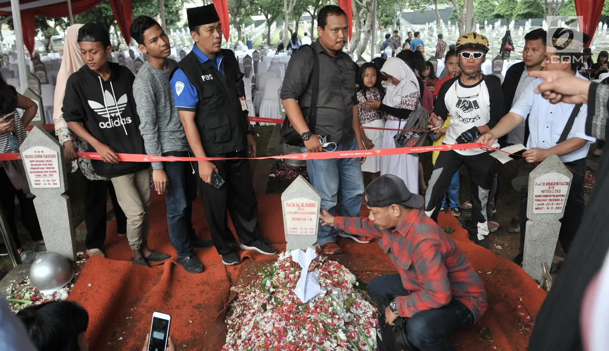 Warga antre untuk berziarah ke makam Presiden ketiga RI BJ Habibie di TMP Kalibata, Jakarta, Kamis (12/9/2019). Hingga sore hari, warga terus berdatangan ke TMP kalibata untuk dapat berkesempatan mendoakan almarhum BJ Habibie. (merdeka.com/Iqbal Nugroho)