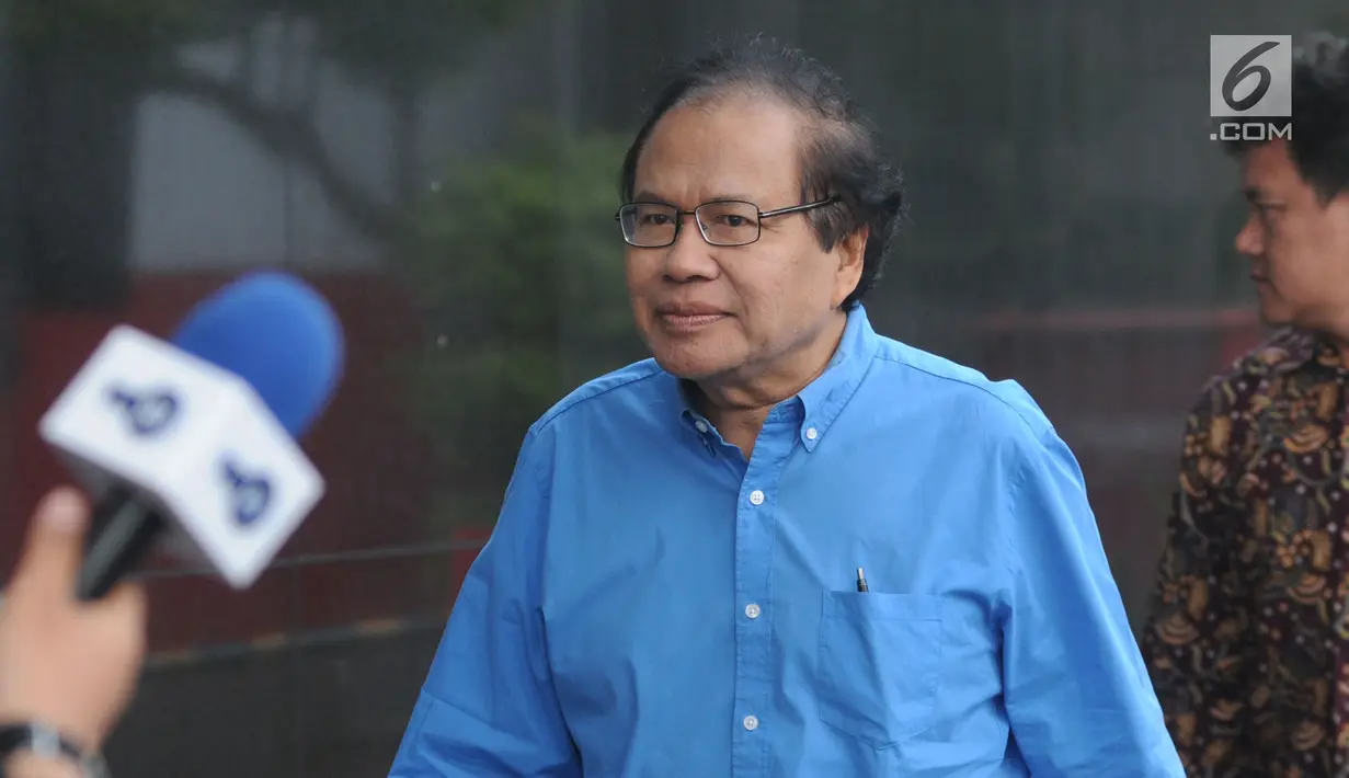 Mantan Menko Ekuin sekaligus Ketua KKSK periode 2000-2001, Rizal Ramli tiba memenuhi panggilan penyidik di Gedung KPK, Jakarta, Jumat(11/07/2019).  Rizal Ramli diperiksa sebagai saksi untuk tersangka Sjamsul Nursalim.  (merdeka.com/Dwi Narwoko)