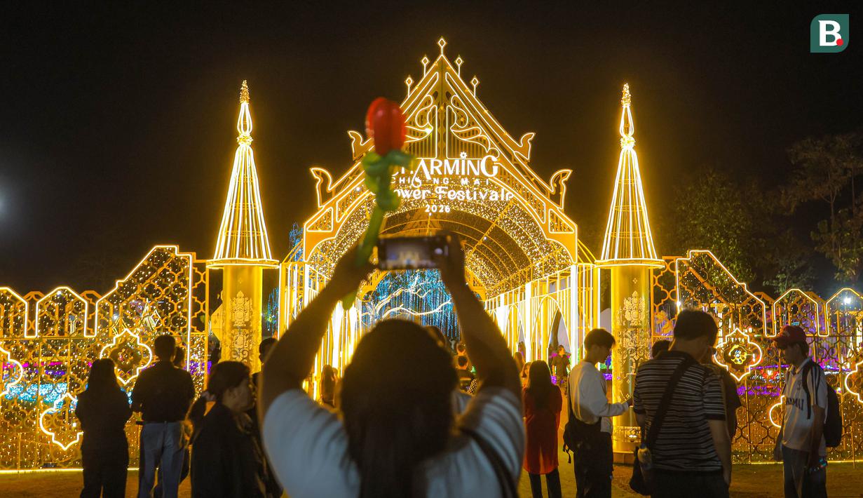 Salah satu pemgunjung sedang mendokumentasikan keindahan di Charming Chiang Mai Flower Festival pada Kamis (11/12/2025). (Bola.com/Bagaskara Lazuardi)