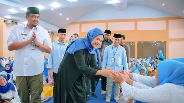 Ragam gaya Kahiyang Ayu saat ikut pengajian dengan warga di Medan
