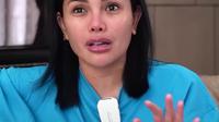 Nikita Mirzani membawa konfliknya dengan si sulung, Laura Meizani alias Lolly ke hadapan ustaz. Di depan ustaz, ia mengaku sudah mengikhlaskan Lolly. (Foto: Dok. YouTube Melaney Ricardo)