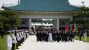 <p>Memorial Day atau Hari Peringatan diperingati setiap tanggal 6 Juni di Korea Selatan. Hari ini dimaksudkan untuk menghormati para prajurit yang gugur dalam Perang Korea. (KIM HONG-JI/POOL/AFP)</p>