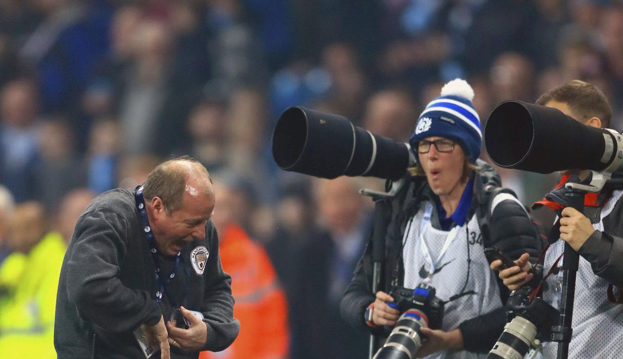 Seekor tupai memasuki lapangan saat Manchester City melawan Wolverhampton pada laga Piala Liga Inggris di Etihad Stadium, Manchester, (24/10/2017. City menang adu penalti 4-1. (Tim Goode/PA via AP)