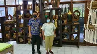 Ni Ketut Bakati Anggareni, merintis usaha kerajinan barang rumah tangga dari kayu bernama Bali Bakti Anggara. Foto: Istimewa