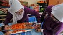 Relawan tampak menimbang dan mengukur seorang balita di posyandu Gerogol Selatan, Kebayoran Lama, Jakarta, Selasa (29/4/14) (Liputan6/JohanTallo)