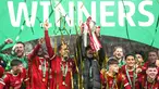 Pelatih Liverpool, Jurgen Klopp, mengangkat trofi juara Carabao Cup 2023/2024 di Stadion Wembley, Minggu (25/2/2024). The Reds menang lewat gol dramatis yang dicetak oleh Virgil van Dijk di menit Menit ke-118. (AP Photo/Alastair Grant)