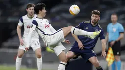 Gelandang Tottenham Hotspur, Son Heung-min menguasai bola di depan striker Dinamo Zagreb, Bruno Petkovic dalam laga leg pertama babak 16 besar Liga Europa 2020/2021 di Tottenham Hotspur Stadium, London, Kamis (11/3/2021). Tottenham menang 2-0 atas Dinamo Zagreb. (AP/Alastair Grant/Pool)